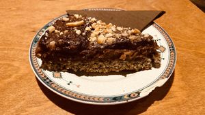 Tarte chocolat au cacahuètes avec base pistache (délicieux)  at Het Strand - The Strand in Leuven