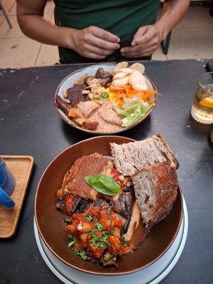 Ovenschotel met bechamelsaus, aubergine, bonen ernaast en zuurdesembrood at Het Strand - The Strand in Leuven