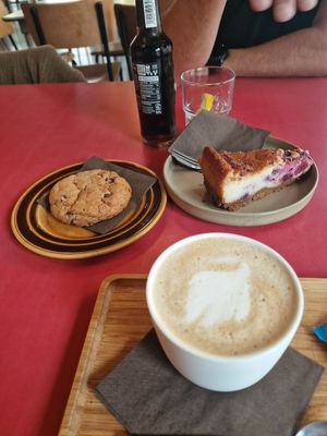 Chocolate chip cookie, berry cheesecake and cappuccino at Het Strand - The Strand in Leuven