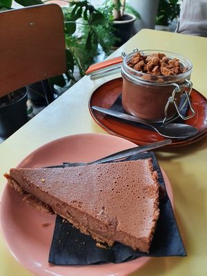 pie and mousse with crimble at Het Strand - The Strand in Leuven