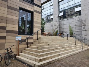 the main entrance is with a lot of stairs, but there's an accessible ramp at the back of the resto at Het Strand - The Strand in Leuven
