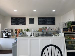 I thought it was closed but it was only closed for the season.It is now open.
There are lots of vegan options.I love the quinoa veggie wrap. at Four Oaks Cafe and Juice Bar in Southampton