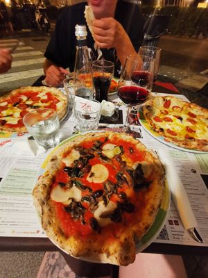 Just the one in the front was vegan. They used vegan 'mozzarella' which tasted quite alright. If you want the crust a little more well done, ask for it. This one was quite doughy,  at Rossopomodoro in Trieste