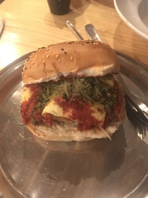 Alyssa. Tofu apanado, salsa marinara, mozarella y parmesano vegan, pesto. Muy rica at Vurger Joint in Santiago