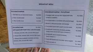 Smoothie bowl breakfast  at Paw Paw in Nyaungshwe