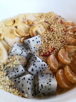 Porridge with fresh fruits at Paw Paw in Nyaungshwe