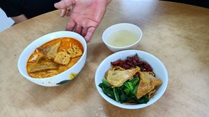 Curry and dried Noodle at Shi Zhi Ben in Port Dickson