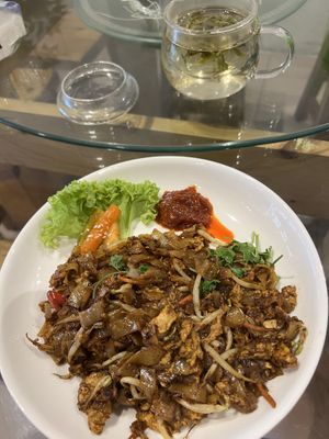 Hokkien Fried Kuey Teow with Long Jing👍  at Chun Tian Tea House in Muar