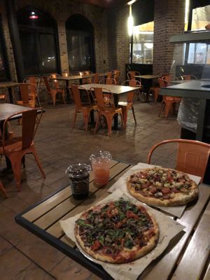 Outdoor seating  at Blaze Pizza in Knoxville