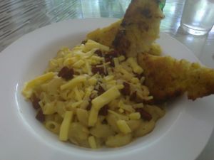 Mac n cheese with bacon bits and garlic bread.  Sorry the photo isn't great - I have an old phone at Eat Street in Belfast