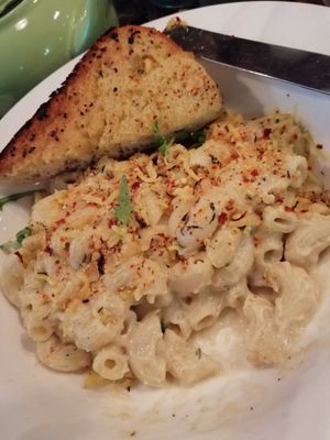 mac and cheese w garlic bread at Eat Street in Belfast