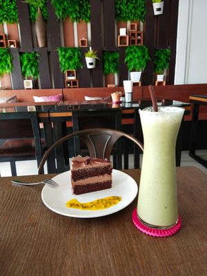 Great vegan cake and drinks at Alchemy Vegan in Chiang Mai
