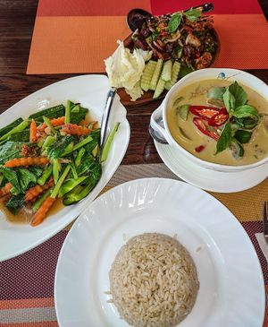 Green curry, stir fried kale & brown rice at Yes Vegan in Pattaya