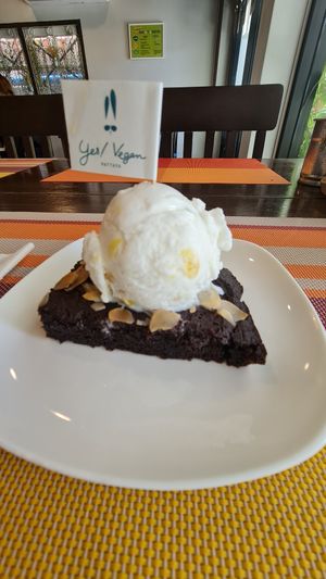 Brownie with coconut ice-cream at Yes Vegan in Pattaya