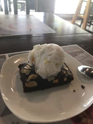 Brownie with coconut ice cream at Yes Vegan in Pattaya
