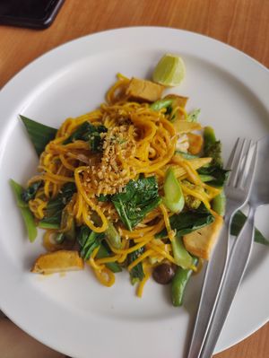 Yellow noodles with vegetables and tofu at Pinto Restaurant in Koh Lanta
