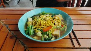 yellow noodels with veggies and tofu at Pinto Restaurant in Koh Lanta