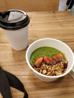 Green smoothie bowl at Flora No Fauna in Moscow