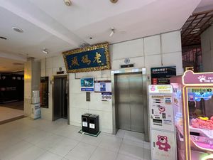 Take elevator to 4F, I believe , I came with step escalator at Jujube Tree 枣子树素餐厅 - 成都铂金城店 in Chengdu