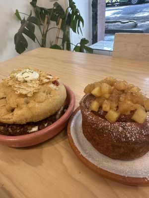 Focaccia de no Pavo y roll de manzana   at Pulpa Amor Liquido  in Mexico City