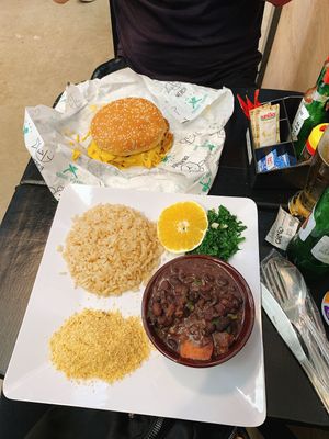 Feijoada vegana e hambúrguer. O detalhe é que o hambúrguer vegano foi consumido por um onívoro que simplesmente AMOU o hambúrguer e nem sentiu falta da carne. at Açougue Vegano - Barra da Tijuca in Rio De Janeiro