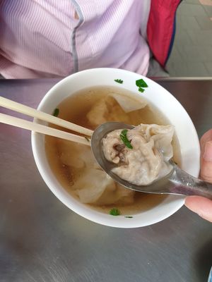 馄饨汤 at Xīn Xīn YīYuán Táng  鑫鑫一元堂 in Taipei