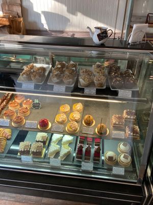 The counter at Pastelería y Panadería Sinfonía in Santiago