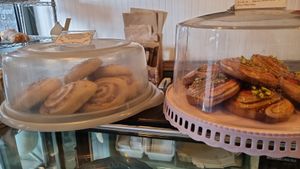 Los rolls de canela son deliciosos at Pastelería y Panadería Sinfonía in Santiago