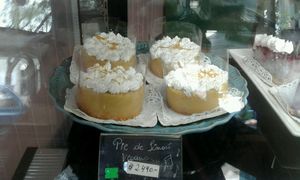 vegan lemon pie at Pastelería y Panadería Sinfonía in Santiago