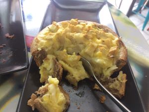 Vegan cheesy artichoke quiche at Pastelería y Panadería Sinfonía in Santiago