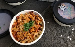 L-mittlere Größe R-„kleine“ Größe at Kuschari König in Cologne