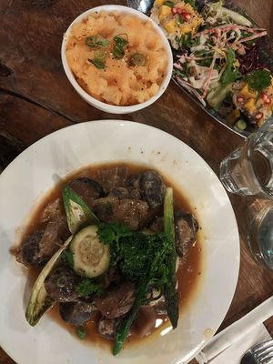 unten Pilze oben Rohkostcracker at Vantra Vegan in London