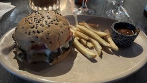 Veggie burger, so delicious (vegetarien)   at Cafe Jade in Palenque