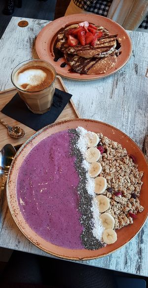 Açaí bowl & strawberries and chocolate pancakes at Love Thy Neighbour in Liverpool
