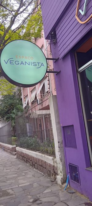 Placa na fachada do restaurante at Espaço Veganista in Porto Alegre