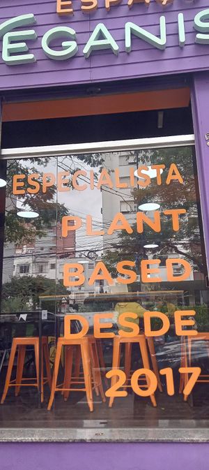Fachada do restaurante (destaque para o fato de estar aberto desde 2017) at Espaço Veganista in Porto Alegre