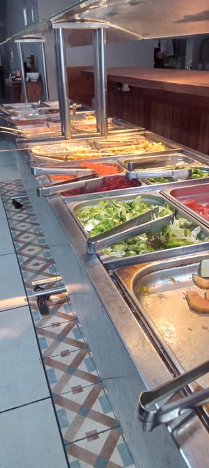 Buffet de saladas e, ao fundo, o de pratos quentes at Espaço Veganista in Porto Alegre