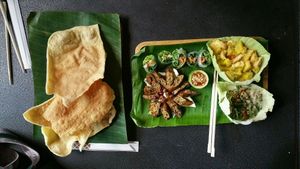 4 choices + tofu crackers at V Secret Street Food - Food Stall in Chiang Mai