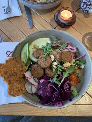 Salade de falafels   at Cafe & Bar 21 in Rovaniemi