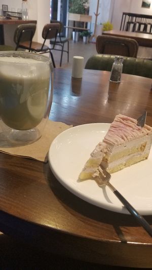 Taro cake with matcha latte at Veganday Cuisine in Taichung