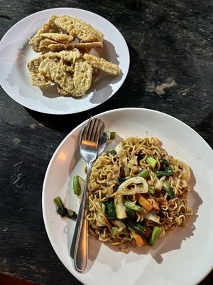 Vegetable noodles with crispy tempeh   at ZZZ Warung Local Food in 