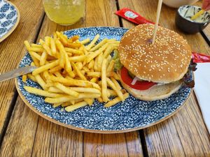 Veganer Burger (Patty aus Süßkartoffeln und Kidneybohnen) at Blauer Engel in Ludwigsburg