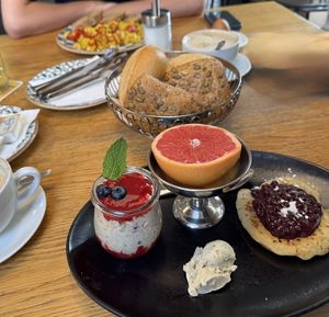 Scrambled Tofu + Birchermüsli mit Sojaghurt, Pancake mit Blaubeerkompott und Brötchen  at Blauer Engel in Ludwigsburg