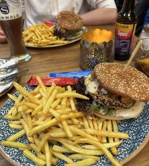 Burger mit Süßkartoffel-rote Kidneybohnen-Patty, Mango Chutney und Gemüse mit Pommes  at Blauer Engel in Ludwigsburg