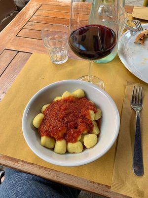 Varie opzioni vegan tra cui bruschette al pomodoro, pizza marinara e piatto del giorno gnocchi al pomodoro🍅 at Belin Restaurante in Gran Canaria