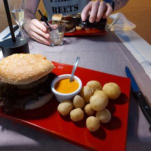 Burger with canaria's potatoes at Belin Restaurante in Gran Canaria