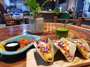 Taquitos estilo baja de Tofu capeados y alitas de coliflor búfalo y BBQ 😋 at The Green Place in Puerto Vallarta