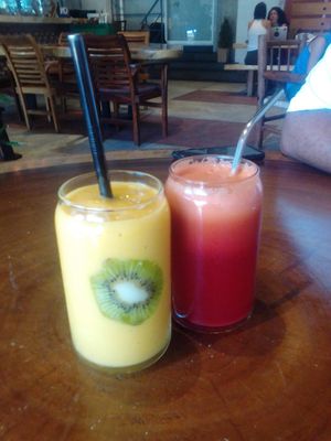 Cool how they got the kiwi pressed against the glass:) at The Green Place in Puerto Vallarta