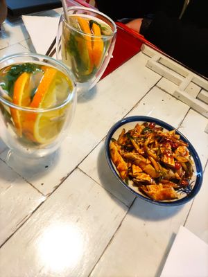 Orange-Ingwer-Minz-Tee und "Tofu = all you need" (Tofuhaut mit Sauce) at miss mai in Dortmund