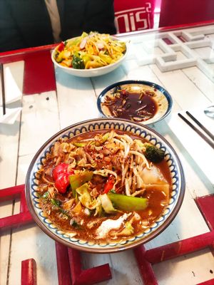 Unten: "Unterwegs nach Xiamen" (als Suppe); oben: "Sandy Beaches, Green River... next to a Mangotree" at miss mai in Dortmund